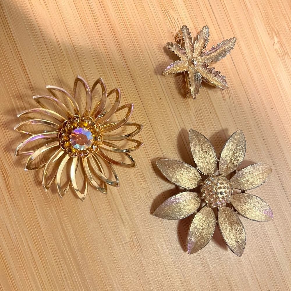 Elegant Gold Floral Brooch Set